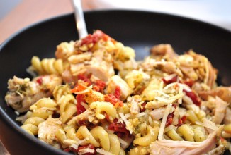 Паста с курицей и помидорами