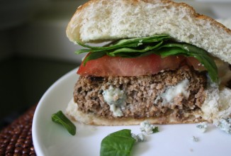 Бургер с голубым сыром