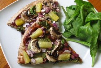 Пицца с грибами и ананасом