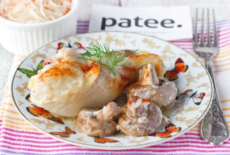 Курица, запечённая в сметане, с шампиньонами и чесноком