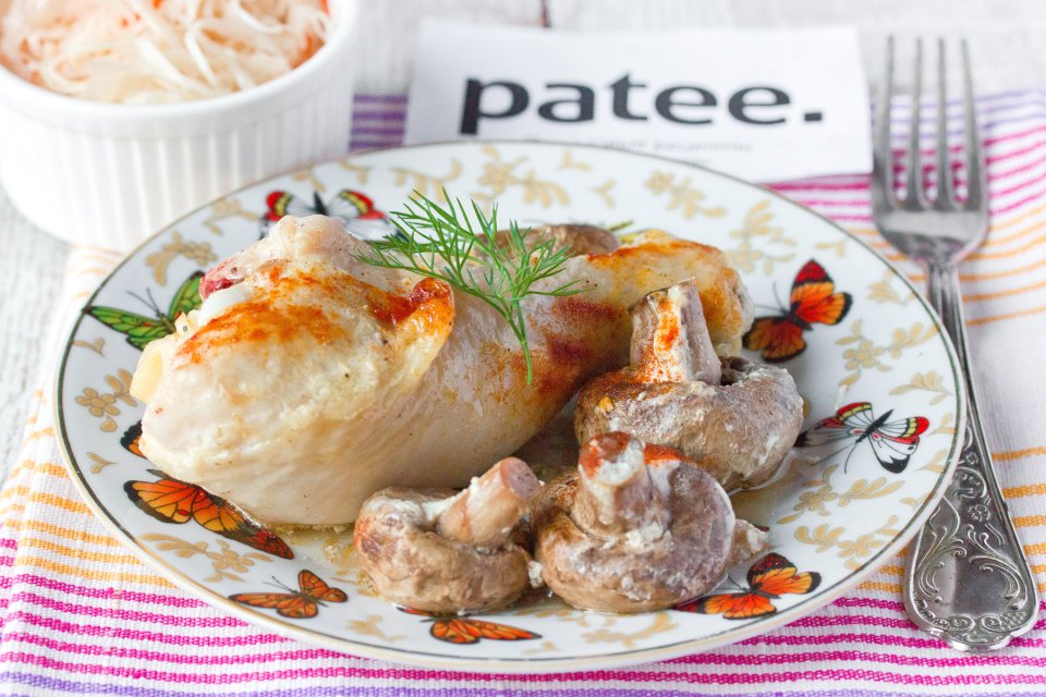 Курица в сметанном соусе в духовке. Курица в сметане в духовке. Курица в духовке в сметанном соусе с чесноком. Курица с картошкой в духовке с майонезом. Курица запечённая в духовке с картофелем в сметанном соусе.