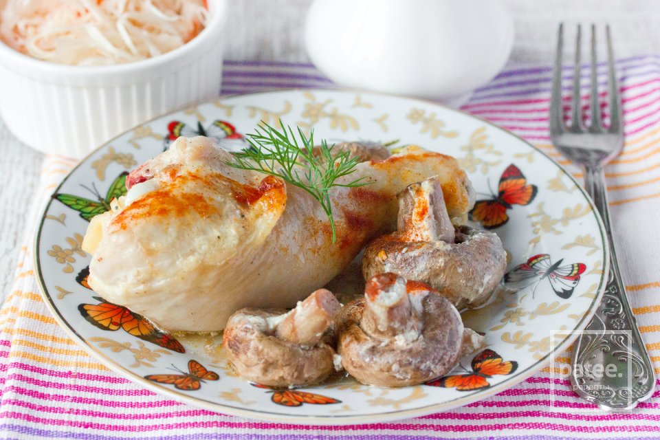 Курица, запечённая в сметане, с шампиньонами и чесноком