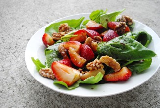 Клубничный салат с зеленью