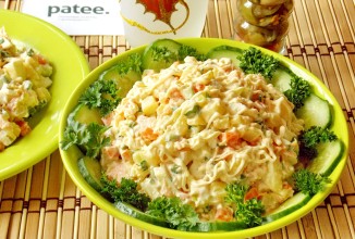 Салат с отварной форелью