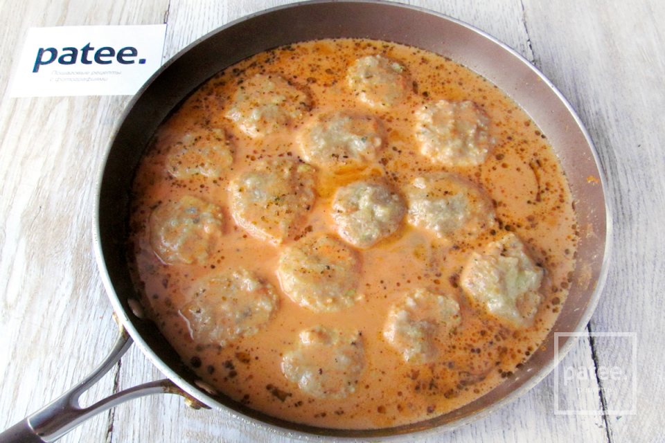 Куриные тефтели в сметанно-томатном соусе - Шаг 14