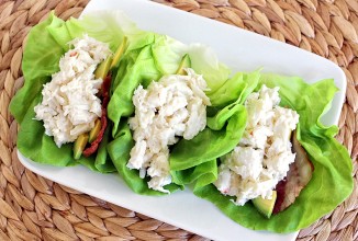 Крабовое мясо в листьях салата