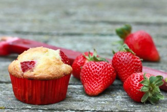Клубничные кексы с ревенем