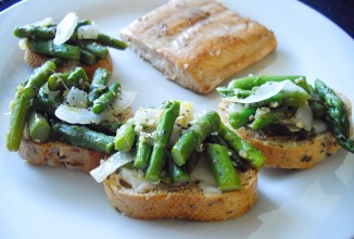 Брускетта со спаржей