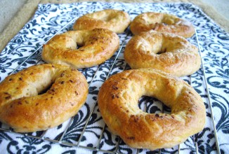 Бублики с луком и чесноком