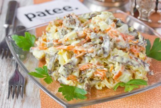 Салат с сердцем, яйцами и овощами