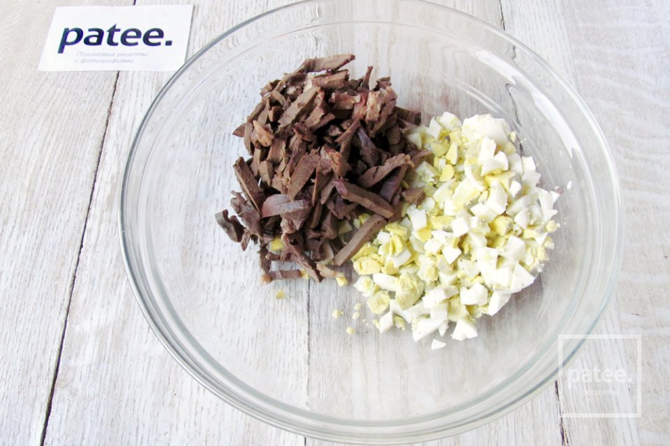 Салат с сердцем, яйцами и овощами - Шаг 10