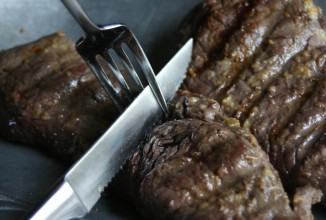 Стейк в соусе из персиков и соуса Терияки