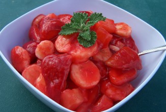 Фруктовый салат в клубничной глазури