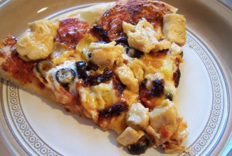 Пицца с курицей и чесноком