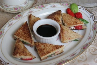 Сэндвич с клубникой и козьим сыром