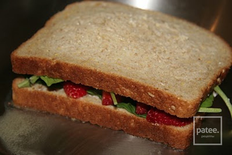 Сэндвич с клубникой и козьим сыром - Шаг 6