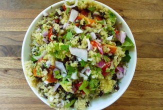 Салат из киноа с фасолью и овощами