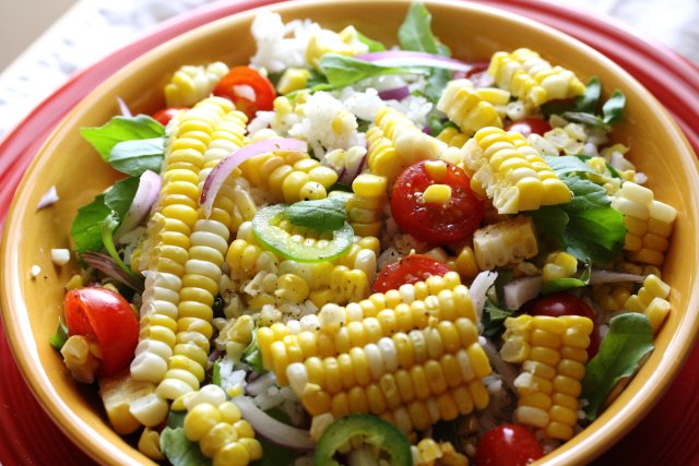 Рисовый салат с кукурузой