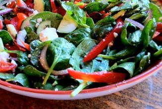 Салат из шпината с огурцами, помидорами и фетой