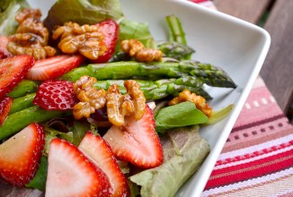 Салат из спаржи с клубникой
