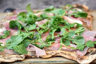 Пицца на гриле с ветчиной и рукколой