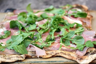 Рецепт Пицца на гриле с ветчиной и рукколой