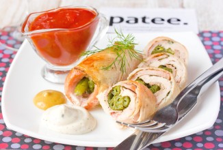 Куриные рулетики с ветчиной и стручковой фасолью