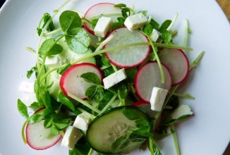 Салат с ростками гороха и редисом