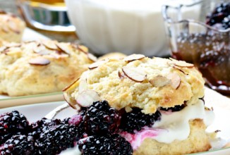 Печенье с ежевикой и сливками
