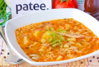 Красный суп с курицей и пастой орзо