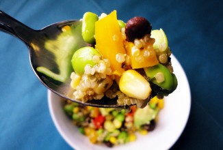 Салат из киноа с фасолью и эдамаме