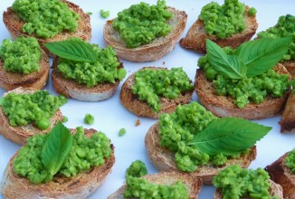 Брускетта с горошком и мятой