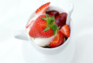 Печеная клубника с мороженым