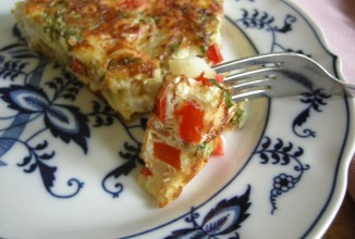 Фриттата с картофелем, базиликом и беконом