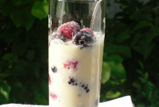 Десерт  из белого шоколада с ягодами