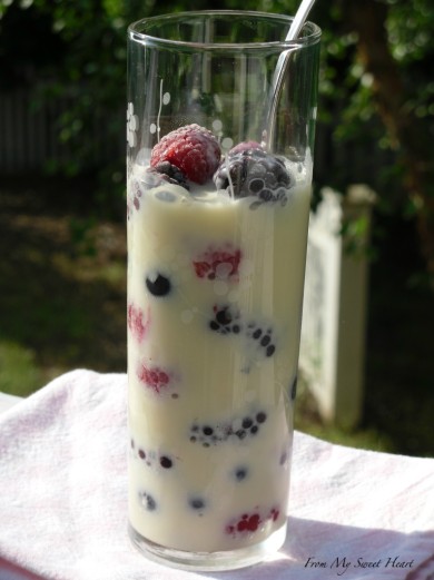 Десерт  из белого шоколада с ягодами - Шаг 5