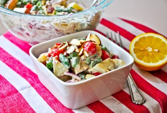 Картофельный салат с помидорами и луком под домашним соусом