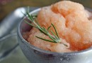 Грейпфрутовая гранита с розмарином и водкой