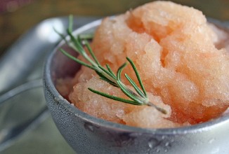 Грейпфрутовая гранита с розмарином и водкой