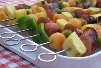 Шашлык из колбасы с фруктами и перцем