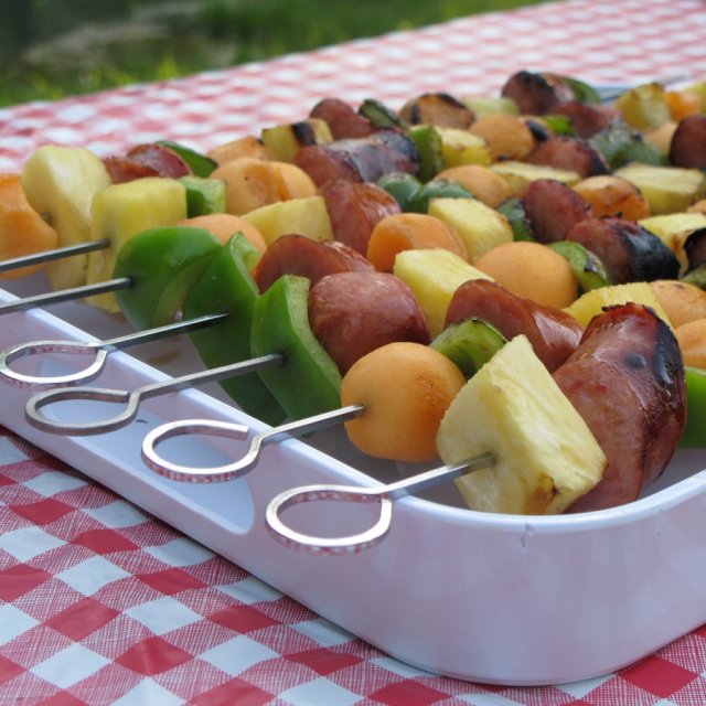 Шашлык из колбасы с фруктами и перцем