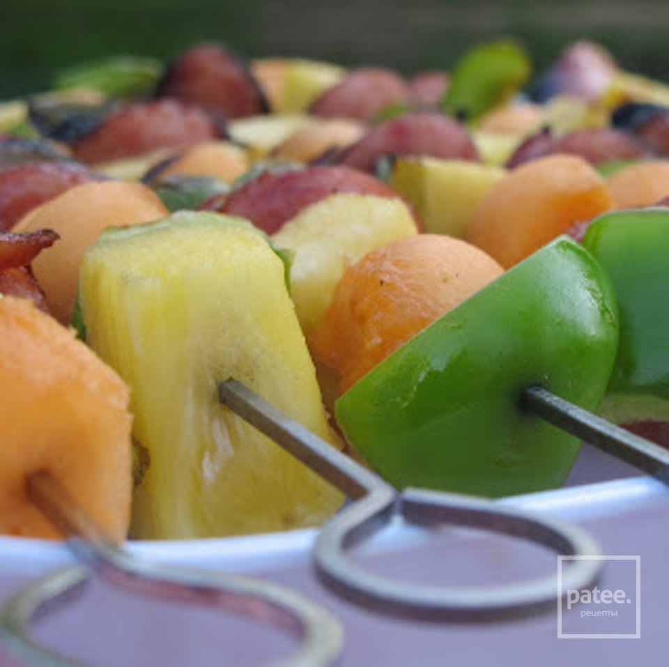 Шашлык из колбасы с фруктами и перцем - Шаг 6