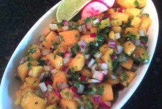 Салат с редисом и манго