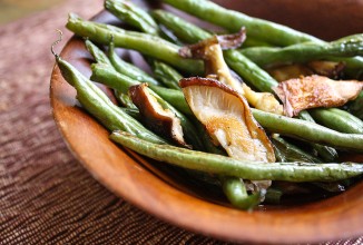 Зеленая фасоль с грибами Шиитаке и чесноком