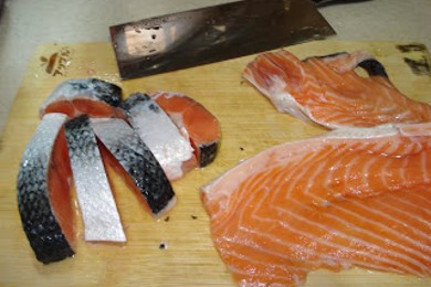 Лосось, тушеный в соусе из куркумы с кусочками сливы - приготовление