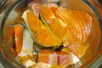 Лосось, тушеный в соусе из куркумы с кусочками сливы - приготовление