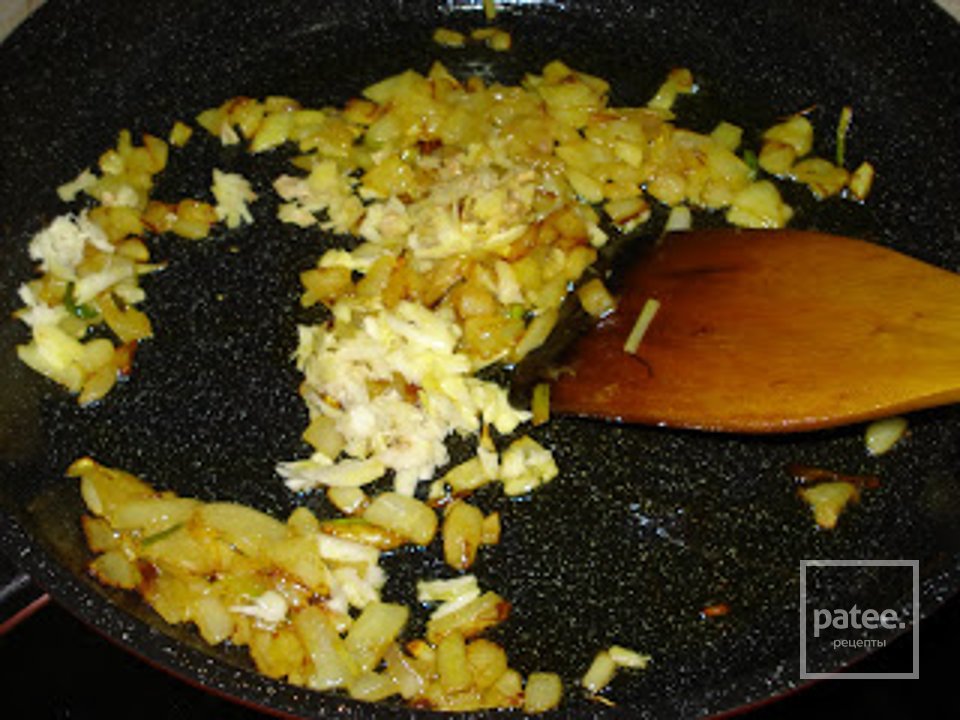 Лосось, тушеный в соусе из куркумы с кусочками сливы - Шаг 3