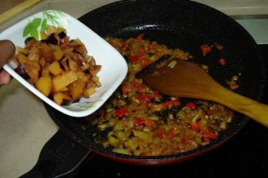 Лосось, тушеный в соусе из куркумы с кусочками сливы - приготовление