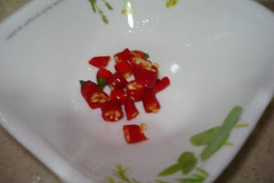 Лосось, тушеный в соусе из куркумы с кусочками сливы - приготовление