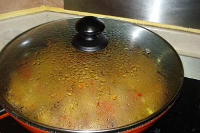 Лосось, тушеный в соусе из куркумы с кусочками сливы - приготовление